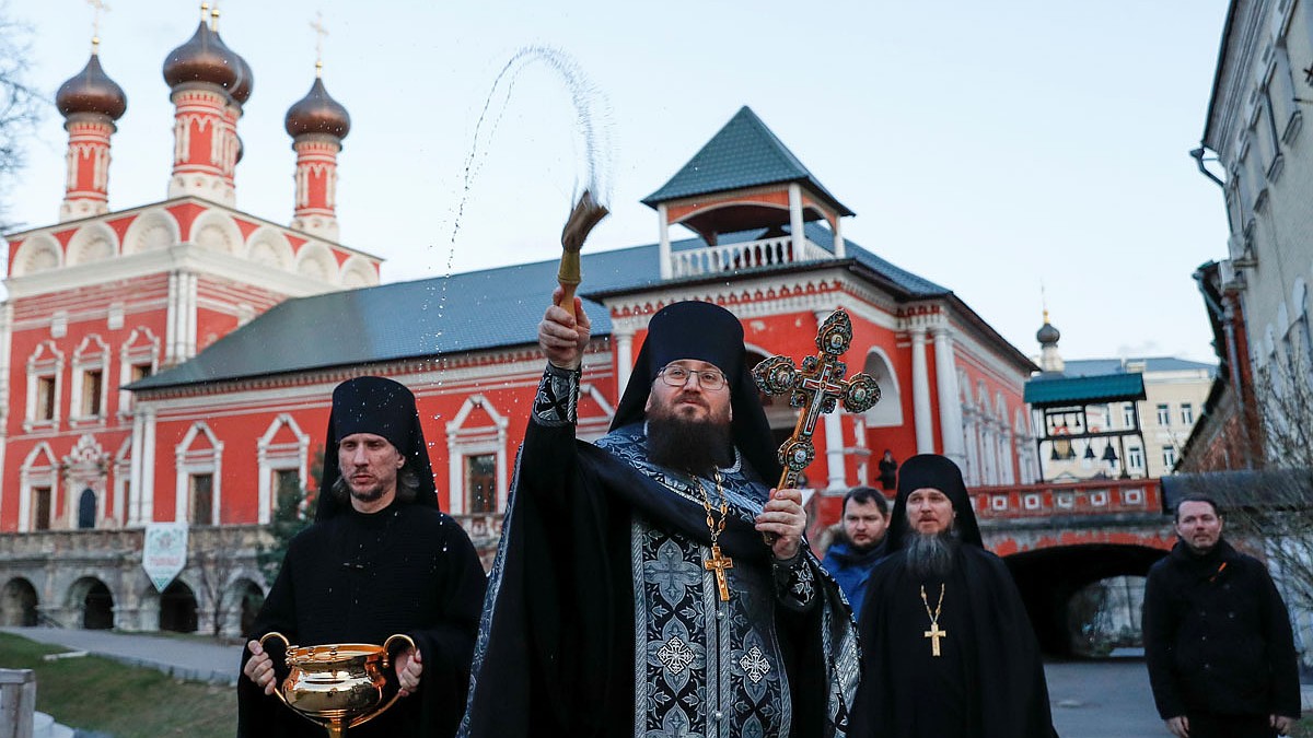 Священник-биолог рассказал, почему верующий не должен бояться коронавируса  в храме - KP.RU