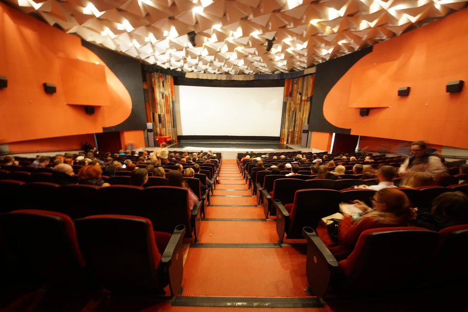 В Челябинске начали закрываться кинотеатры из-за коронавируса.