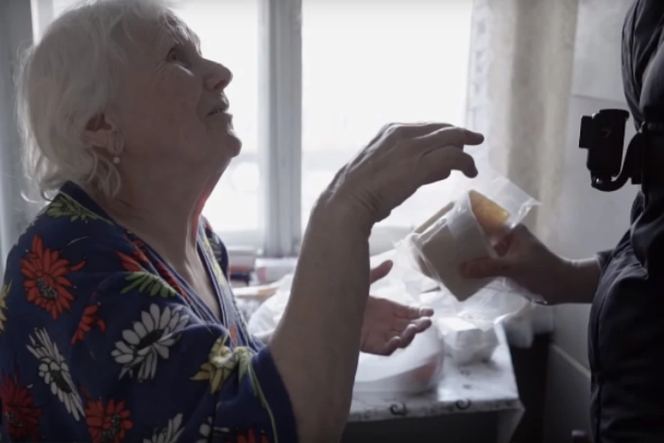 Одинокие неходячие пенсионеры живут в изоляции и без коронавируса. ФОТО: кадр их видео канала Игоря Медова на YouTube