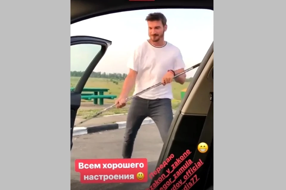 Экс-игрок ХК «Рязань» Николай Жердев исполнил зажигательный танец с клюшкой.