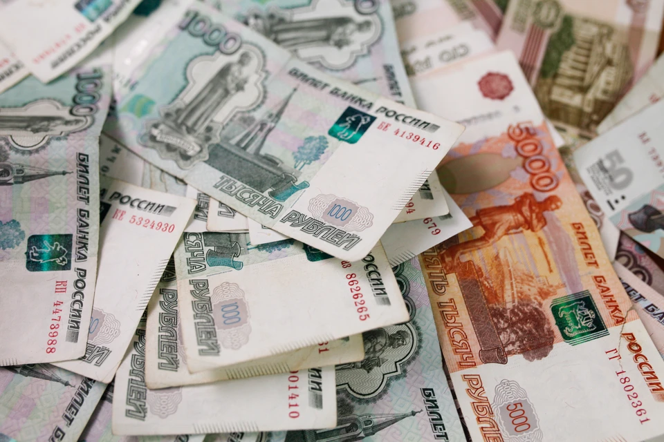 В начале торгов рубль рос к доллару