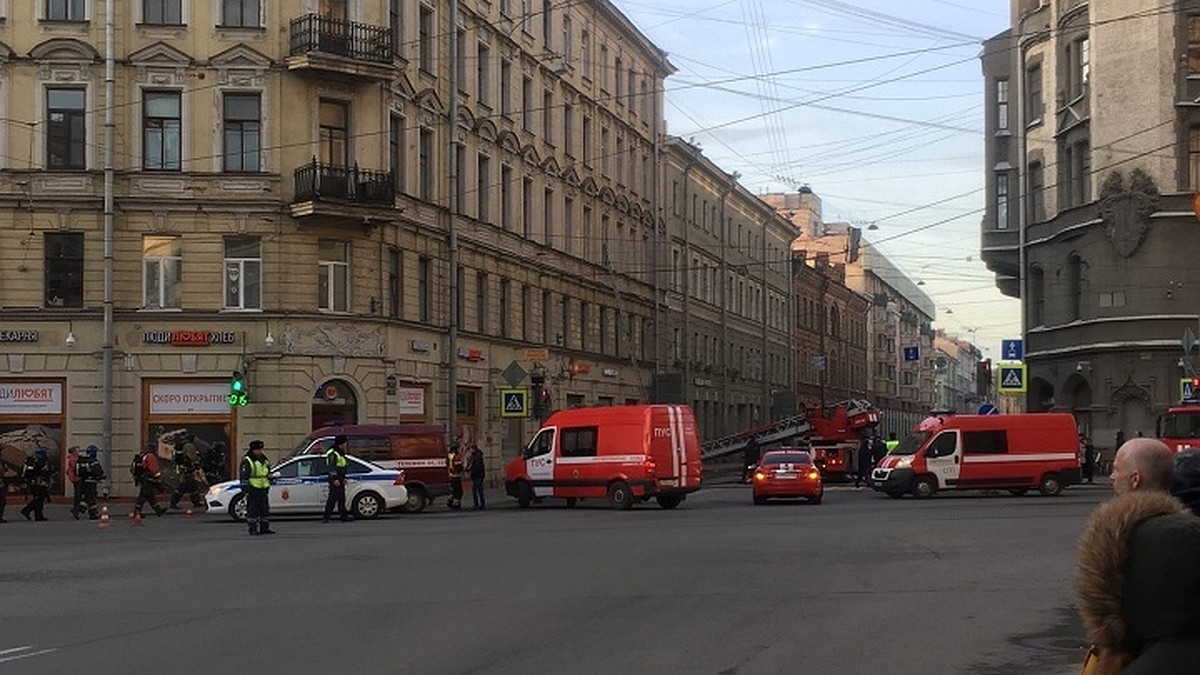 Из горящей квартиры на Вознесенском проспекте с вышки спасли девушек - KP.RU