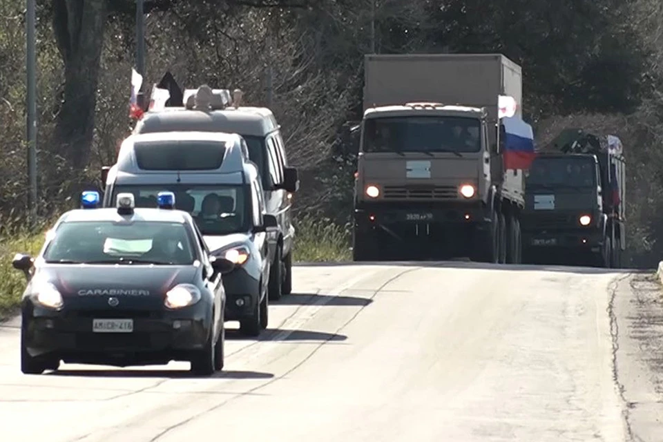 Колонна российских военных медиков на итальянских дорогах.