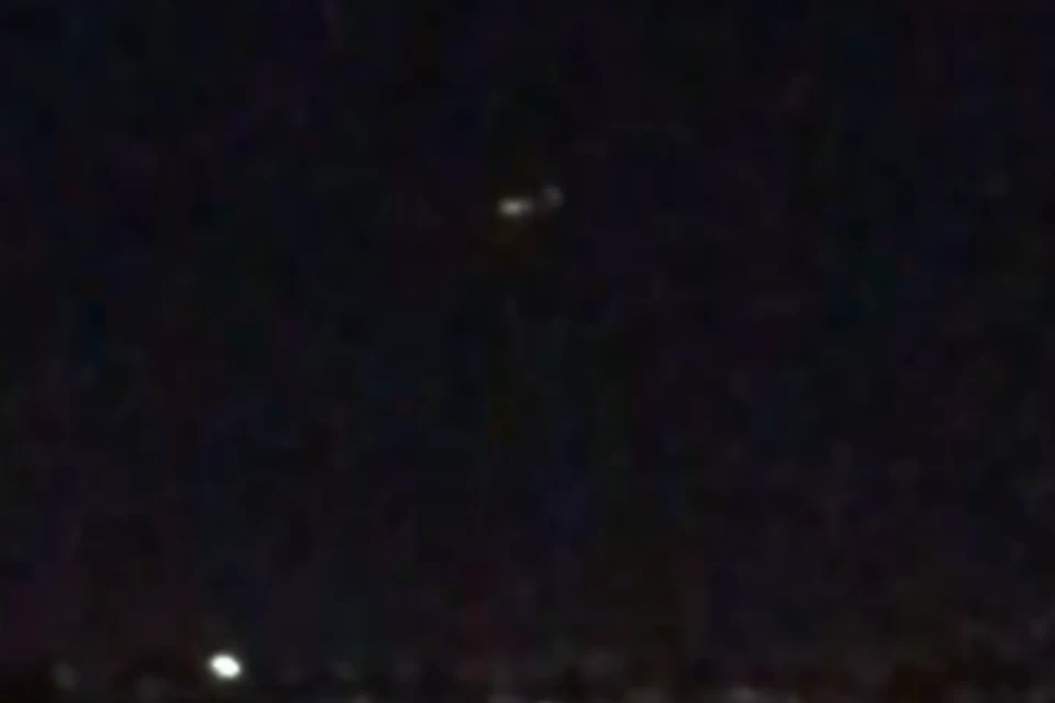 Петербуржцы заметили таинственное НЛО в небе над городом