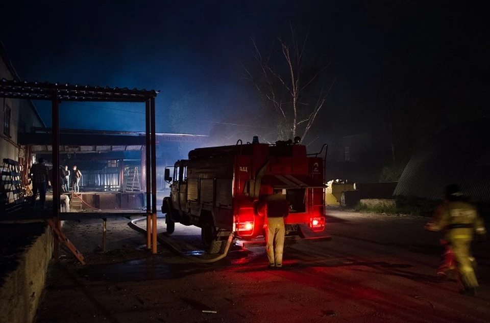 Во время пожара в частном доме огонь уничтожил и стоявшую на соседнем участке иномарку