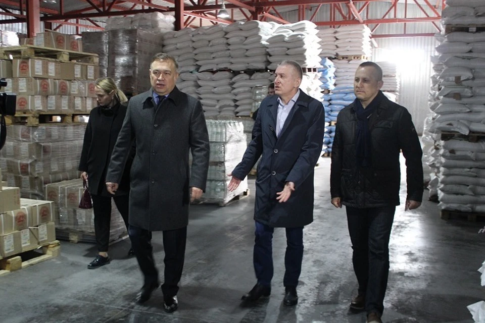 Виктор Гончаров посетил несколько предприятий пищевой промышленности, а также ряд продовольственных складов. Фото: правительство РО