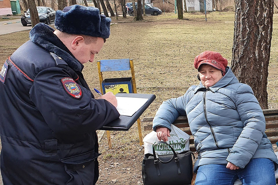 Полицейские проводят рейды, чтобы напомнить москвичам в возрасте о необходимости соблюдения правил карантина.