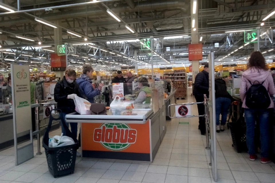 Продавцы – в масках и перчатках, как впрочем и многие покупатели