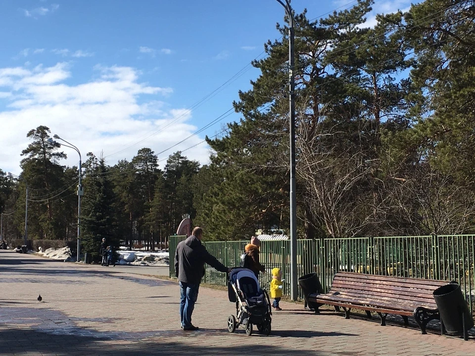 Даже в парке Гагарина, где всегда столпотворение, пусто.