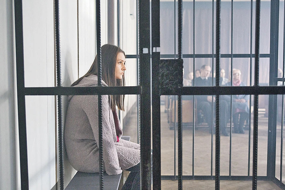Героиня Глафиры Тархановой попадет в тюрьму, отсидит, выйдет на свободу и с чистой совестью пойдет работать на паром. Фото: Канал «Россия 1»