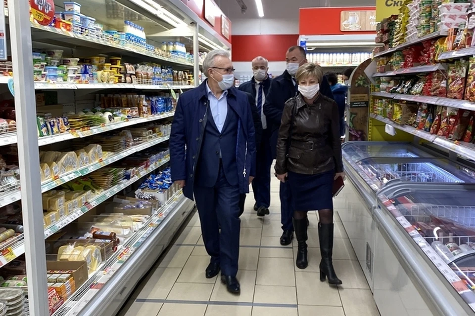 Губернатор Александр Усс лично проверил продуктовые магазины. Фото: пресс-служба правительства края