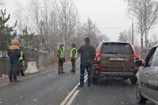 Проверка документов на въезде в Остров. Фото из группы «Жесть по-псковски» в соцсети «Вконтакте»