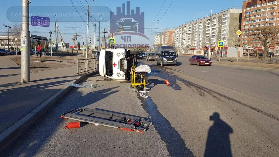 В Красноярске перевернулась скорая с 2-летним ребенком. Фото, видео: ЧП - Красноярск.