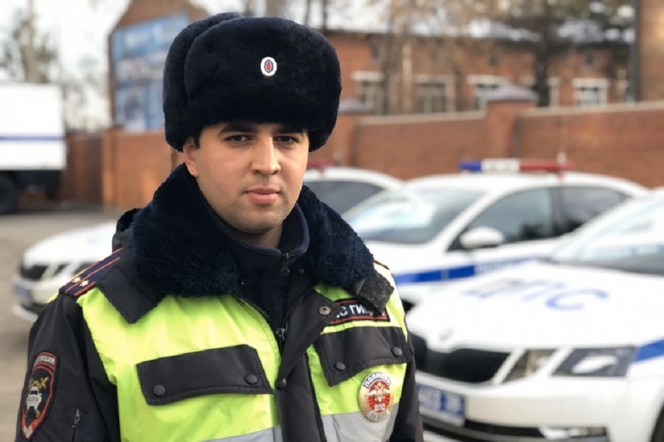С сиреной и маячками: полицейские Иркутска довезли теряющего сознание ребенка в больницу