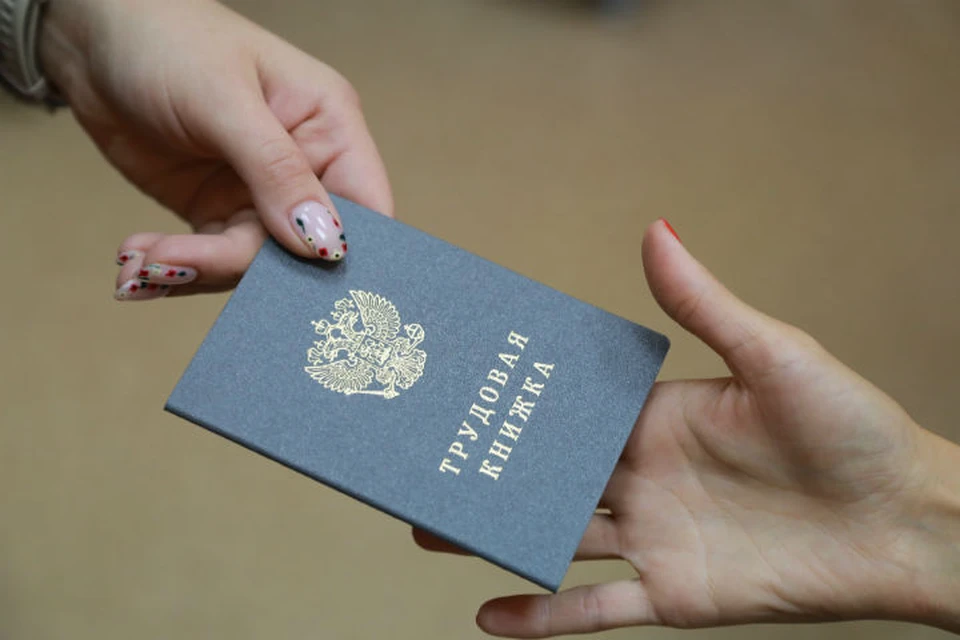 Нужно позвонить на горячую линию центра занятости и сообщить дату сокращения