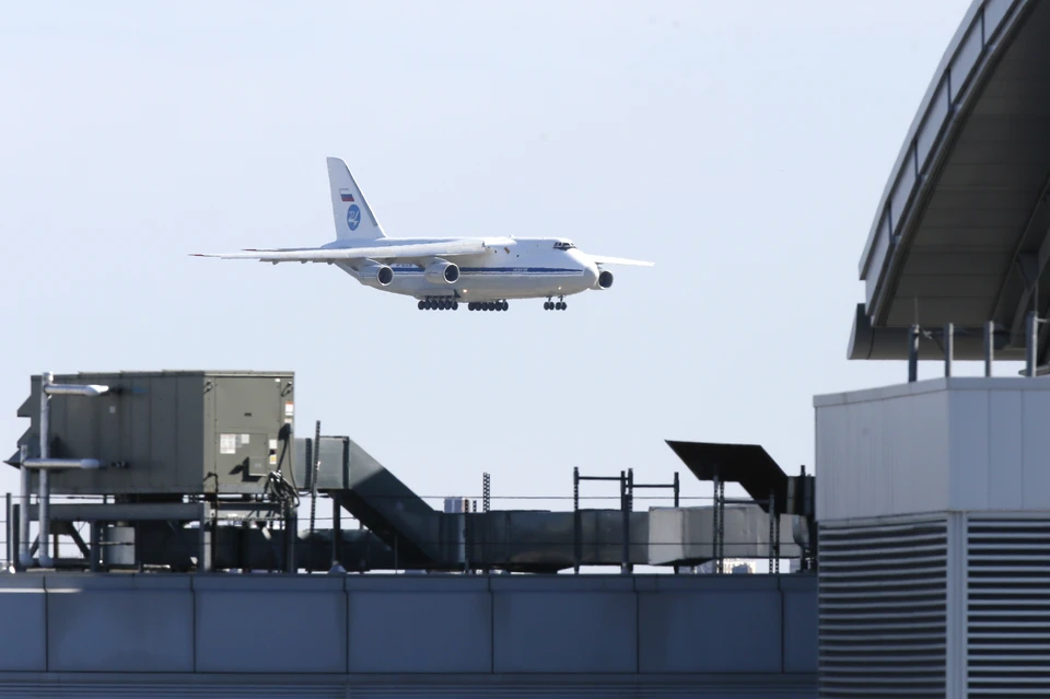 Посадка российского транспортного самолета с грузом для США в аэропорту Нью-Йорка, 1 апреля 2020 г.