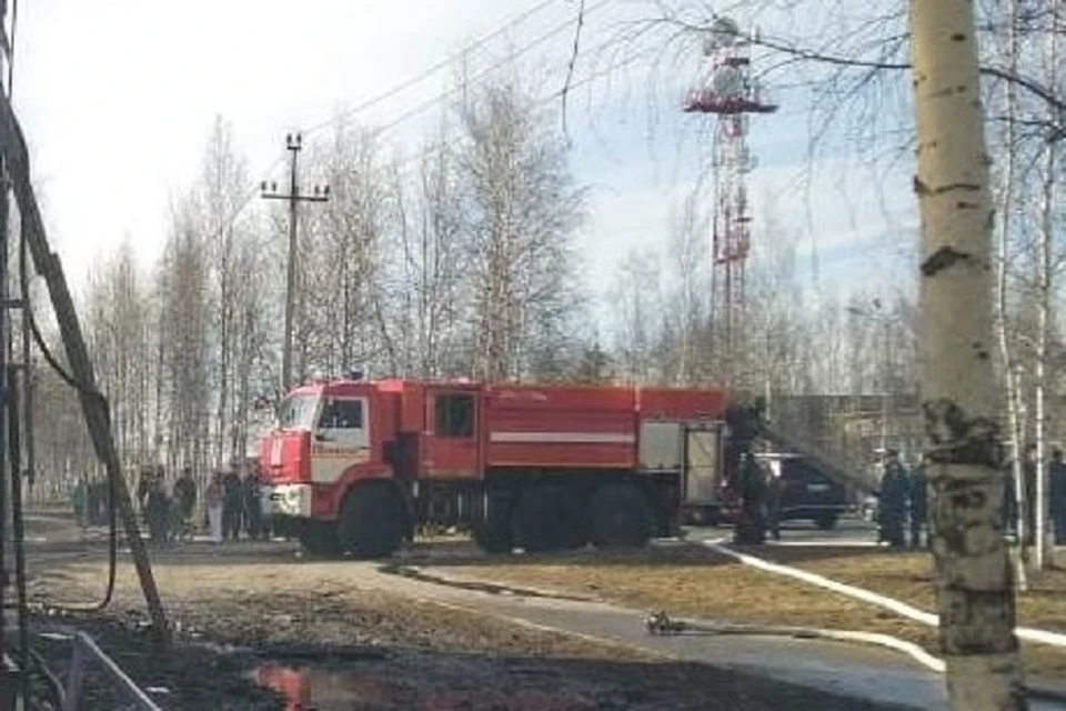 Жилой дом загорелся в Нефтеюганске. Фото МЧС Югры.