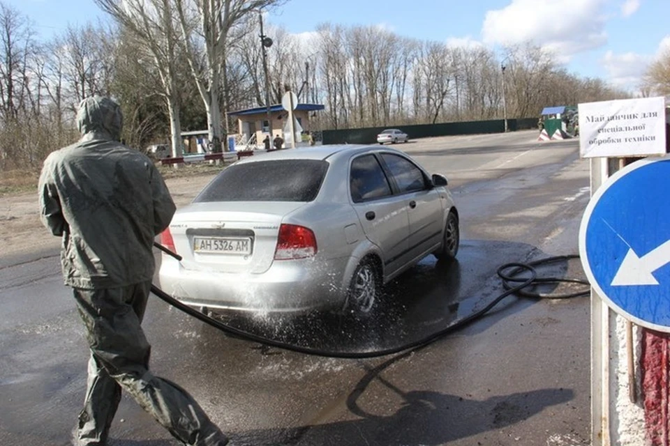 На КПВВ бойцы роты химзащиты будут в спецкостюмах и противогазах проводить спецобработку людей и техники. Фото: Пресс-центр штаба ООС