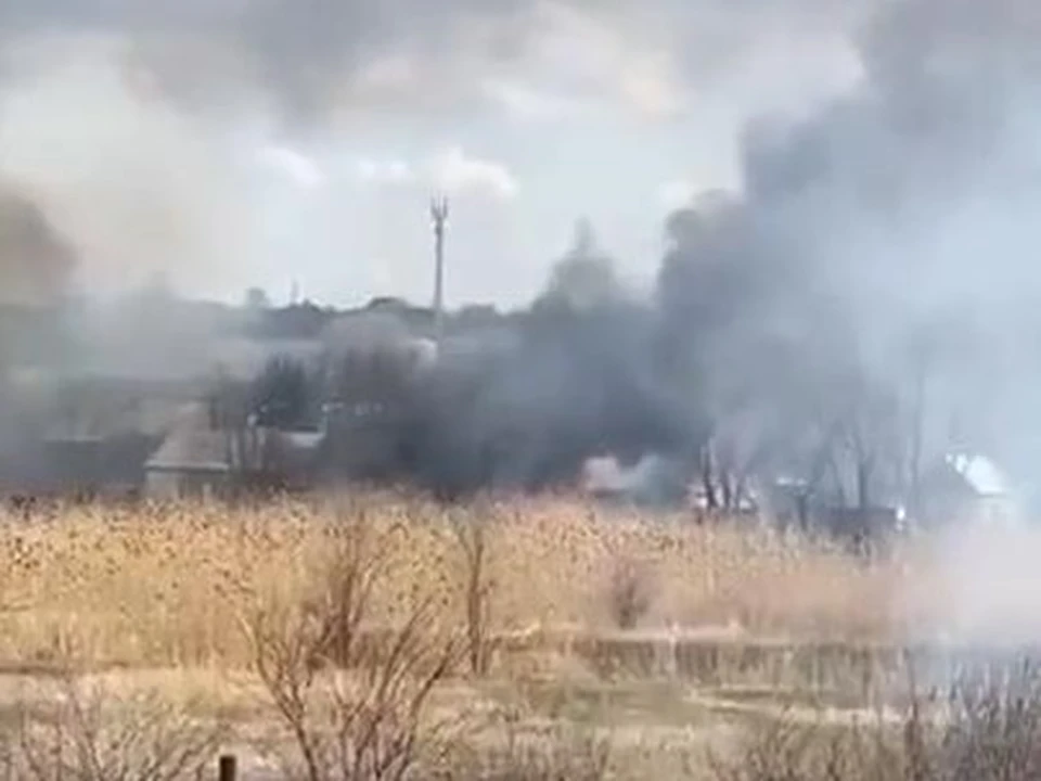 Огонь полыхает вблизи домов. Кадр из видео оевидца