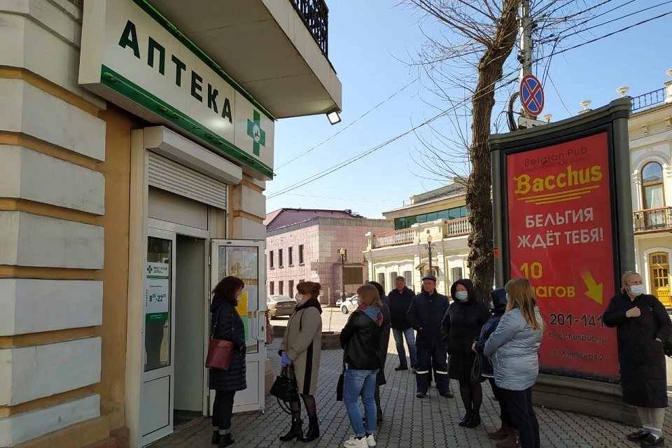 Иркутяне выстраиваются в очередь за медицинскими масками