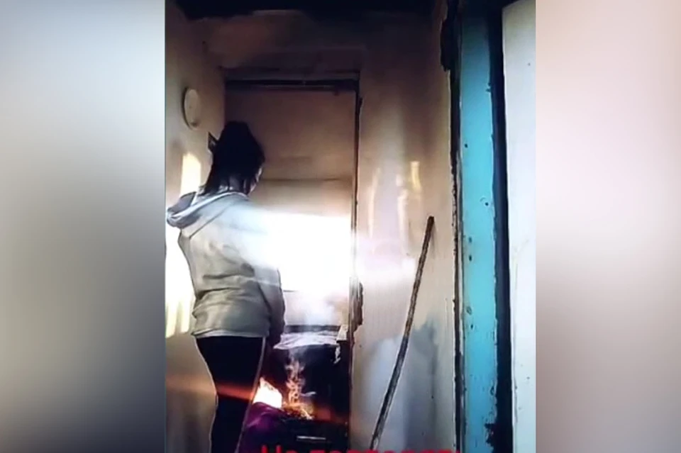 В Канске подруги-пироманки подожгли дачу и снимали на видео ради лайков в соцсетях. Стоп-кадр с видео