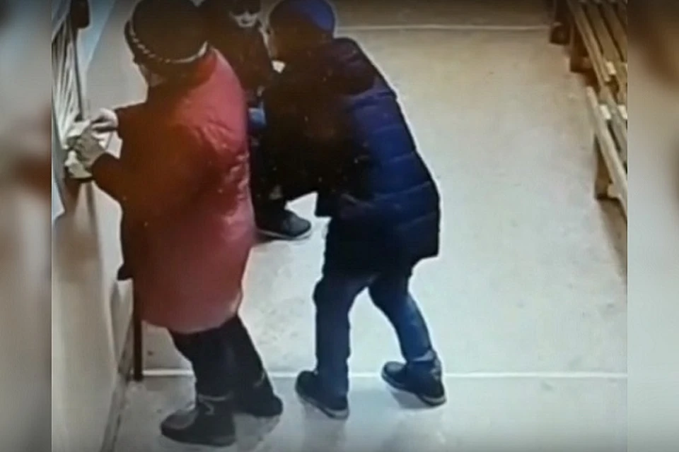 Вор доставал деньги и телефоны, пока стоял в очередях. Фото: стоп-кадр