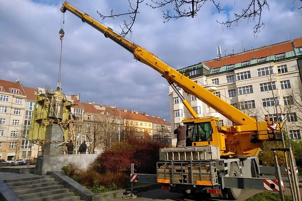 Среди подозреваемых в сносе скульптуры члены самоуправления одного из районов Праги