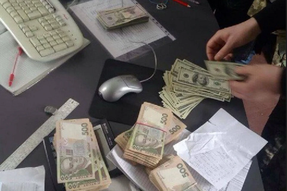 У мошенников изъяли целые пачки гривен долларов и евро. Фото: НАБУ