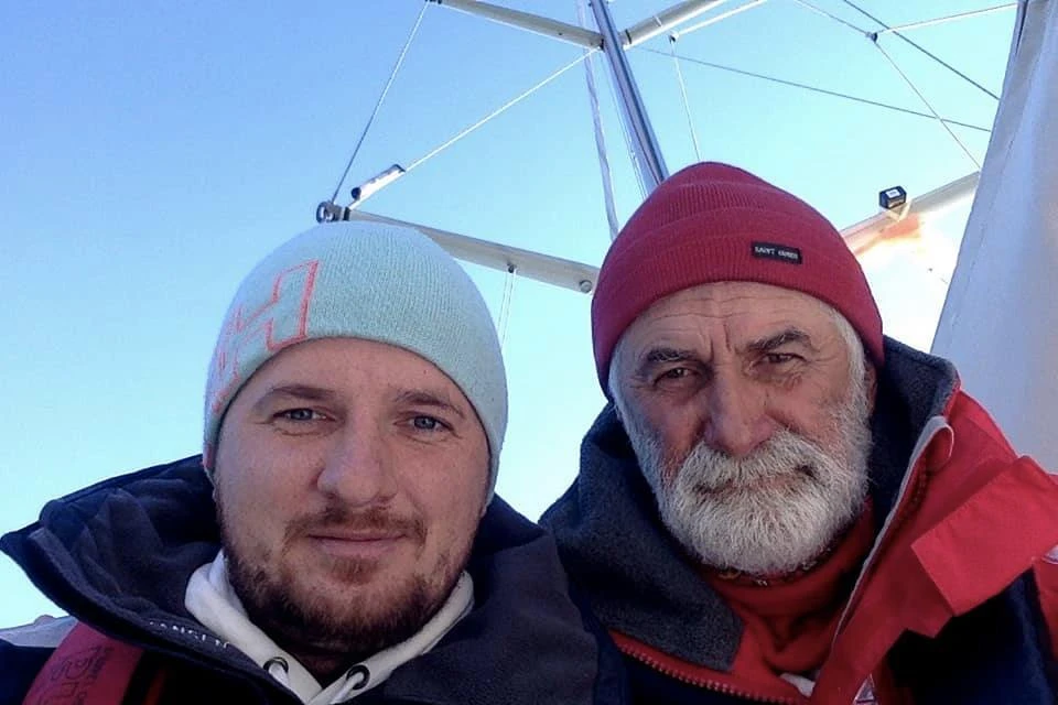 Капитан яхты Николай Шкурин (справа) и его помощник Николай Новак (слева). Фото: Страница героя публикации в Facebook