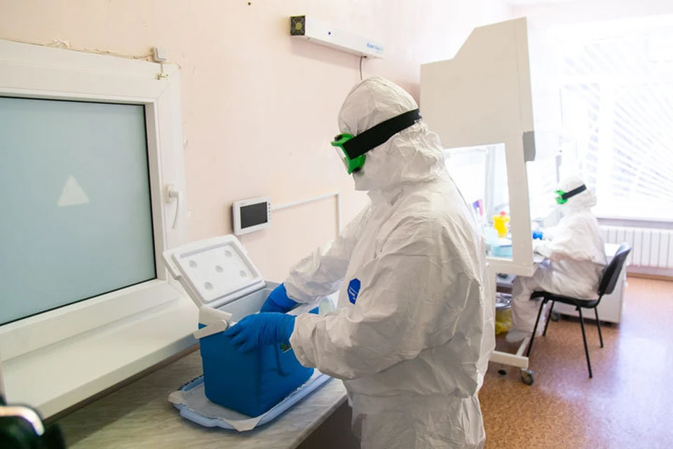 Лаборанты продолжают исследовать взятые образцы на наличие COVID-19.