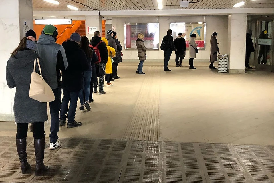Утром москвичей, которым всё же необходимо добраться до работы в дни режима самоизоляции, ждала очередь у входа в метро. Фото: х5popov@instagram