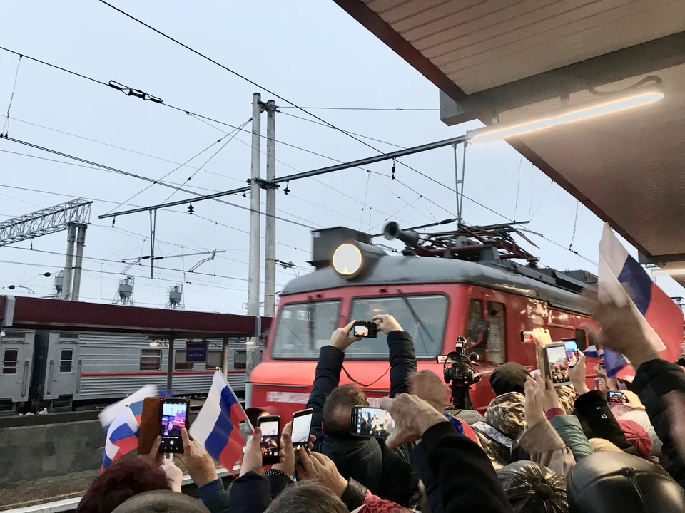 Первый поезд в городах Крыма встречали с восторгом.