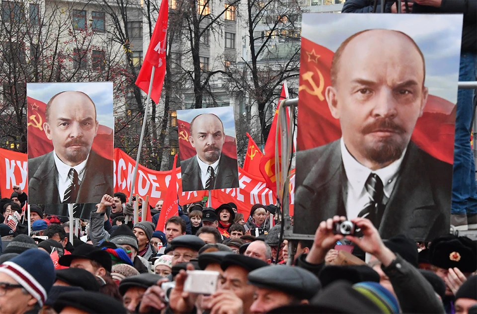 Потреты Владимира Ленина у участников коммунистического шествия в Москве.