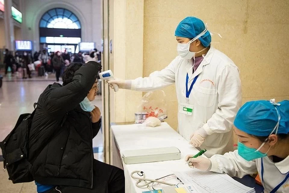 Кожа китайских врачей начала чернеть из-за коронавируса