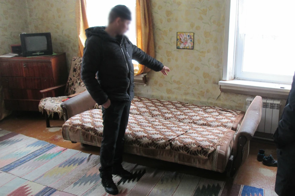 Мужчина не удержался от искушения прикорнуть на чужом диване. Фото: СУ СКР по Кировской области