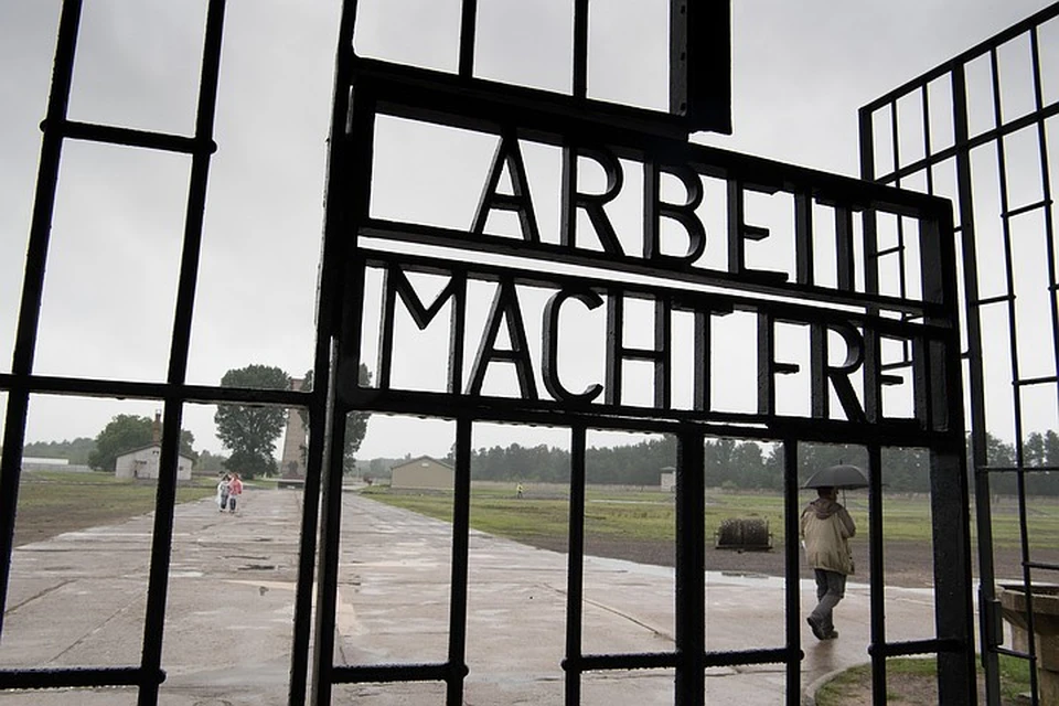 Входа в мемориал на месте бывшего нацистского концлагеря Заксенхаузен. Фото DPA/TACC