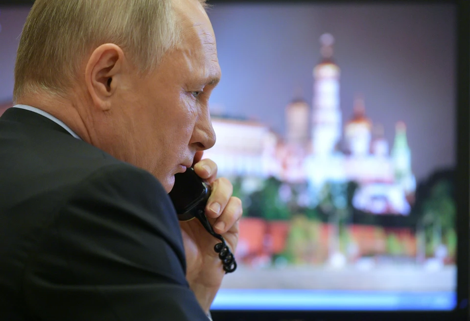 Владимир Путин в рабочем кабинете в Ново-Огарево.