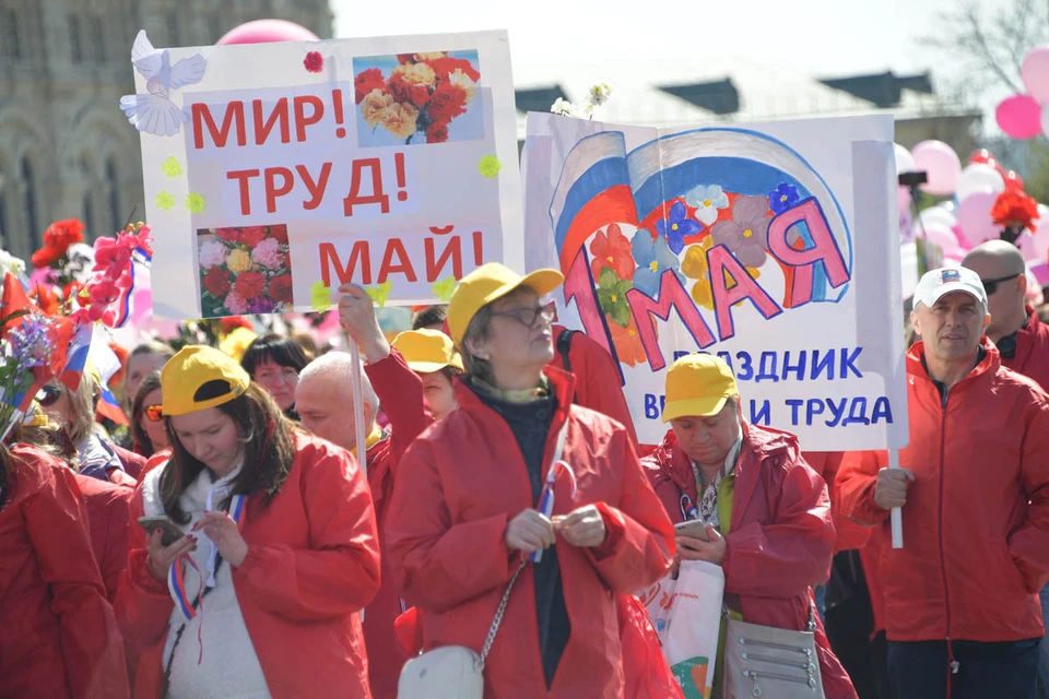 В Госдуме и Совете Федерации не поддержали идею переноса майских праздников в 2020 году в России на какие-то сроки.