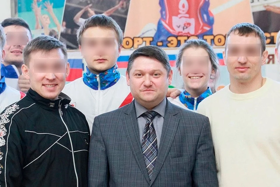 Дело барнаульского чиновника Алексея Каретникова (в центре) передали в суд