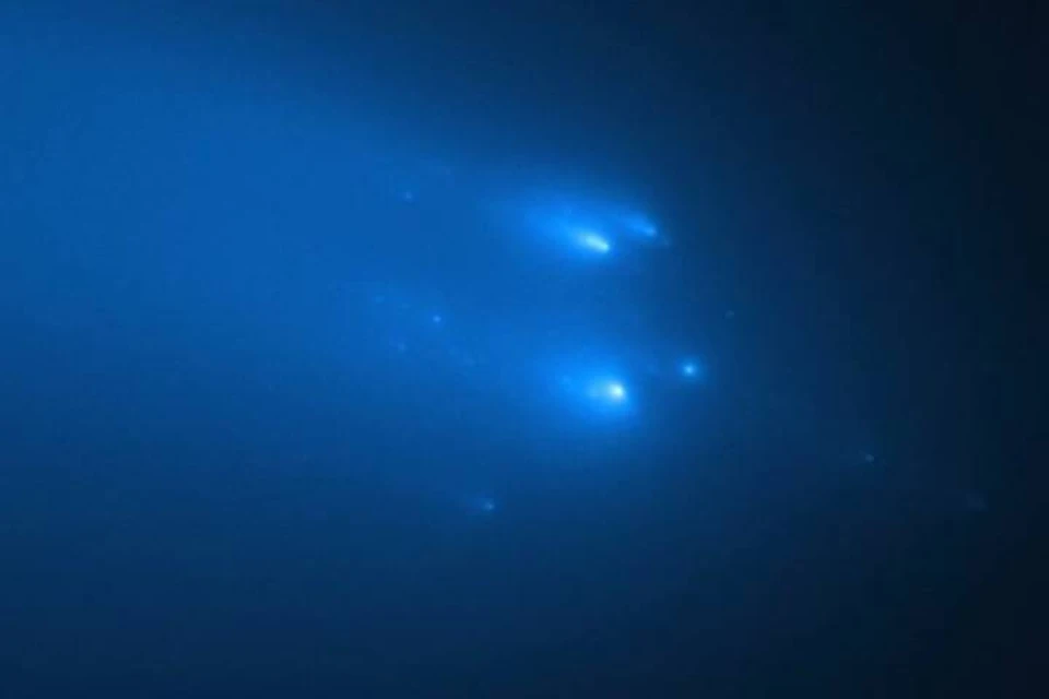 Астрономы сравнивают осколки разрушившейся кометы ATLAS (C2019 Y4) с елочной гирляндой.