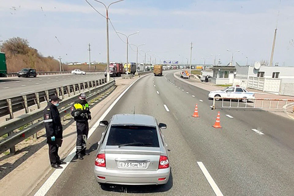 Из-за проверок на дороге выстроилась очередь из автомобилей. Фото: Денис ИЛЬИН