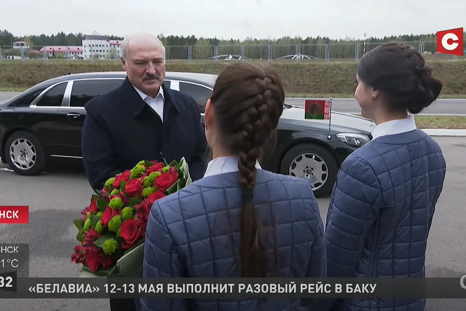 Лукашенко обещал приехать к ученым на «Тесле», а приехал на лимузине за 1,5 миллиона евро (на заднем плане). Кадр телеканала СТВ.