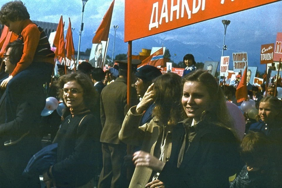 Действительно, череда «красных дней», как рабочих, так и нерабочих, шествовала по календарю.