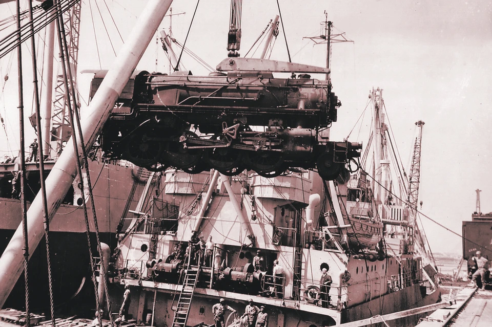 Август 1944-го. Ленд-лиз - погрузка американского паровоза на корабль в гавани г. Шербур (Франция).