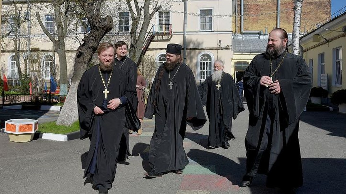 «Заразиться не боимся, на все воля Божья»: В Петербурге создан «спецотряд»  священников, которые причащают и крестят больных коронавирусом - KP.RU