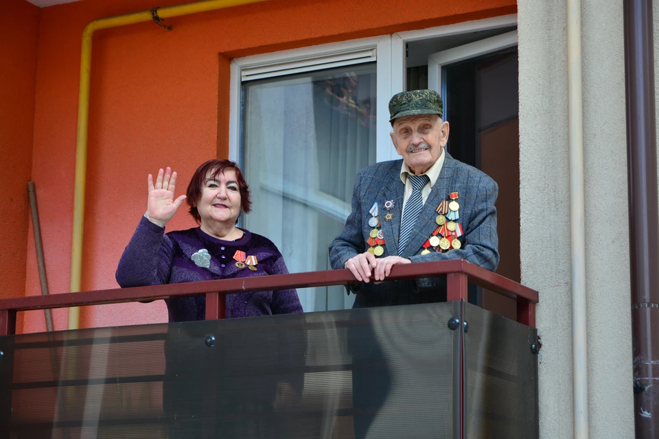 Ветераны смотрели концерт с балконов.