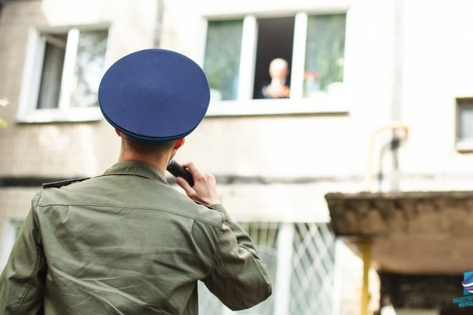 9 мая под окнами ветеранов выступают артисты и военные в форме Красной армии. Фото: Молодая Республика