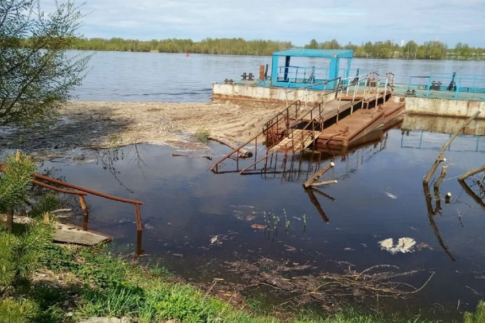Великий новгород уровень воды. Затопленная набережная Рыбинск. Затопленный пляж. Низкий уровень воды. Высокий уровень воды.