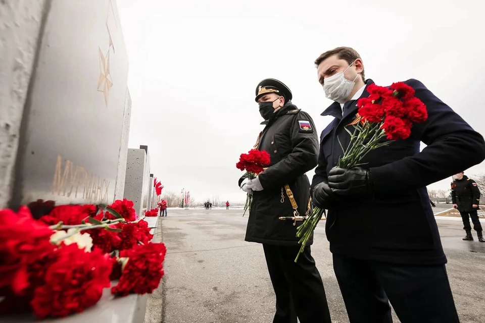 Андрей Чибис почтил память павших и рассказал историю своей семьи. Фото: Правительство Мурманской области