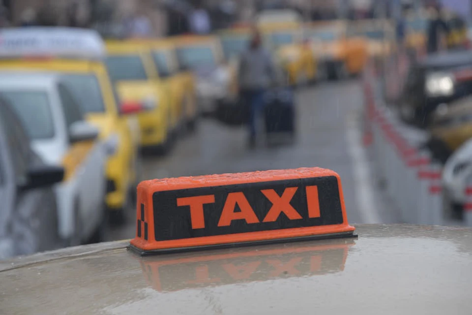 Передвигаться по городу можно на такси или личном авто.
